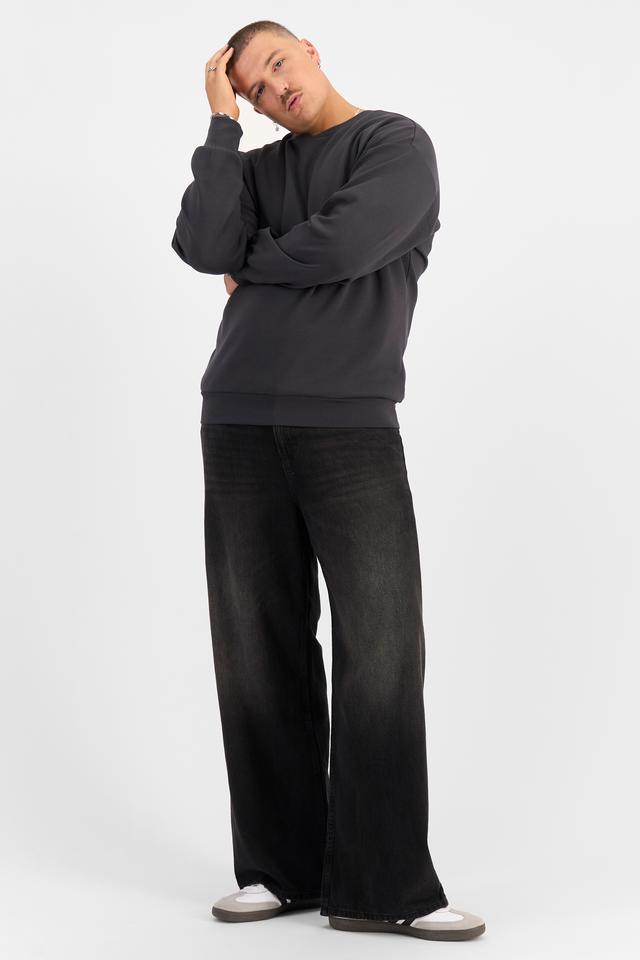 Jake (He/Him) wears size XL and is 195cm tall with 115cm chest and 106cm waist