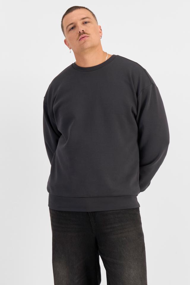 Jake (He/Him) wears size XL and is 195cm tall with 115cm chest and 106cm waist