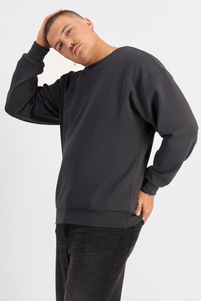 Jake (He/Him) wears size XL and is 195cm tall with 115cm chest and 106cm waist