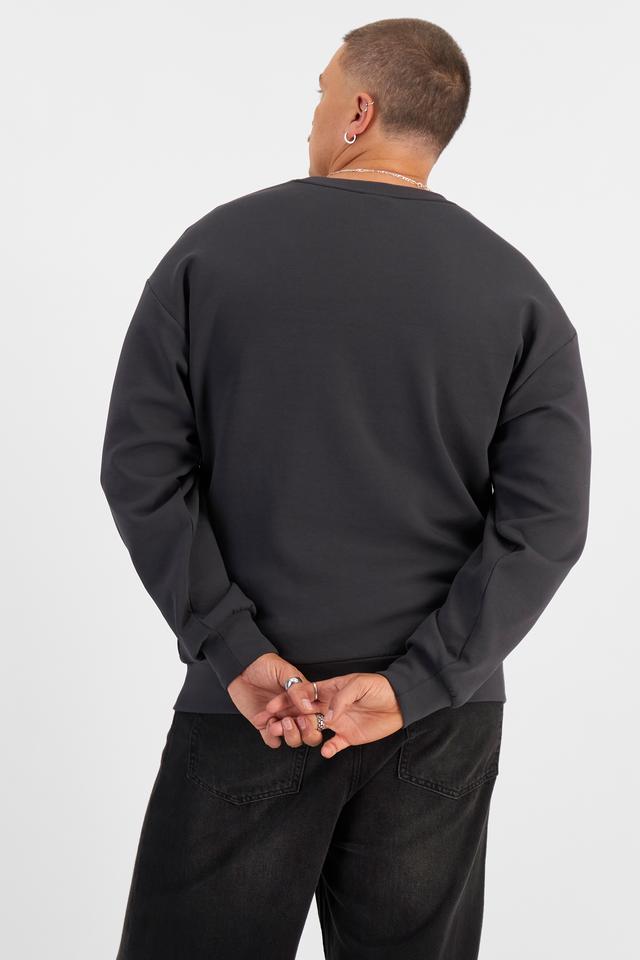 Jake (He/Him) wears size XL and is 195cm tall with 115cm chest and 106cm waist