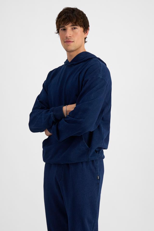 Alex (He/Him) wears size M and is 184cm tall with 98cm chest and 81cm waist