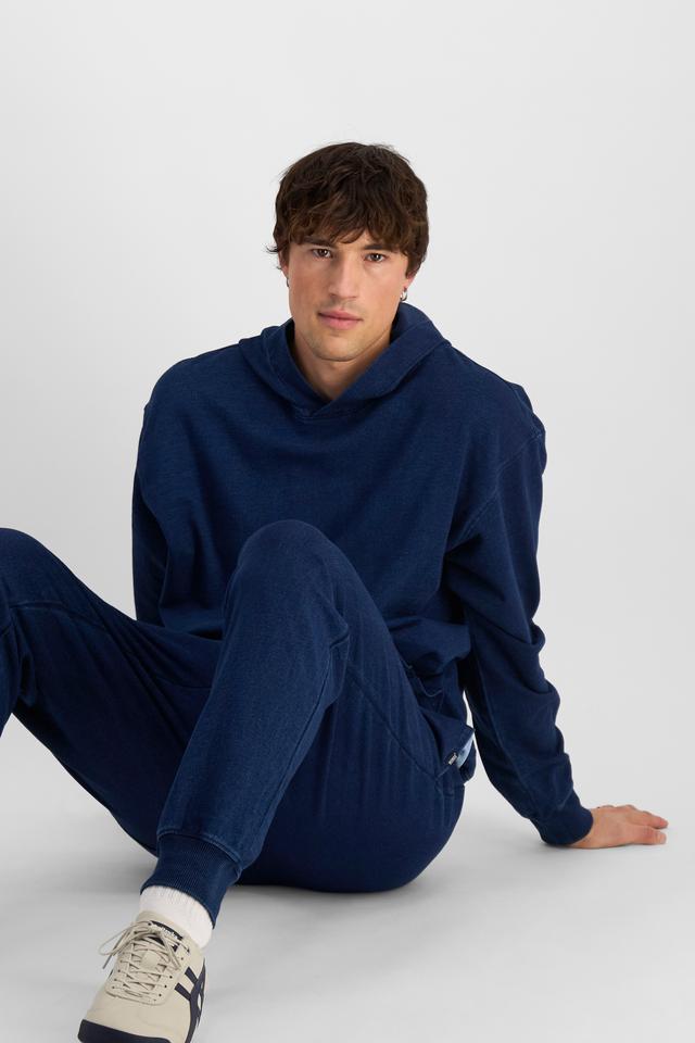 Alex (He/Him) wears size M and is 184cm tall with 98cm chest and 81cm waist