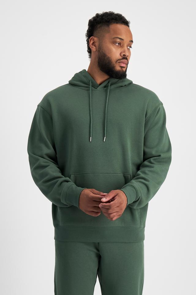 Jason (He/Him) wears size XL and is 194cm tall with 93cm chest and 113cm waist