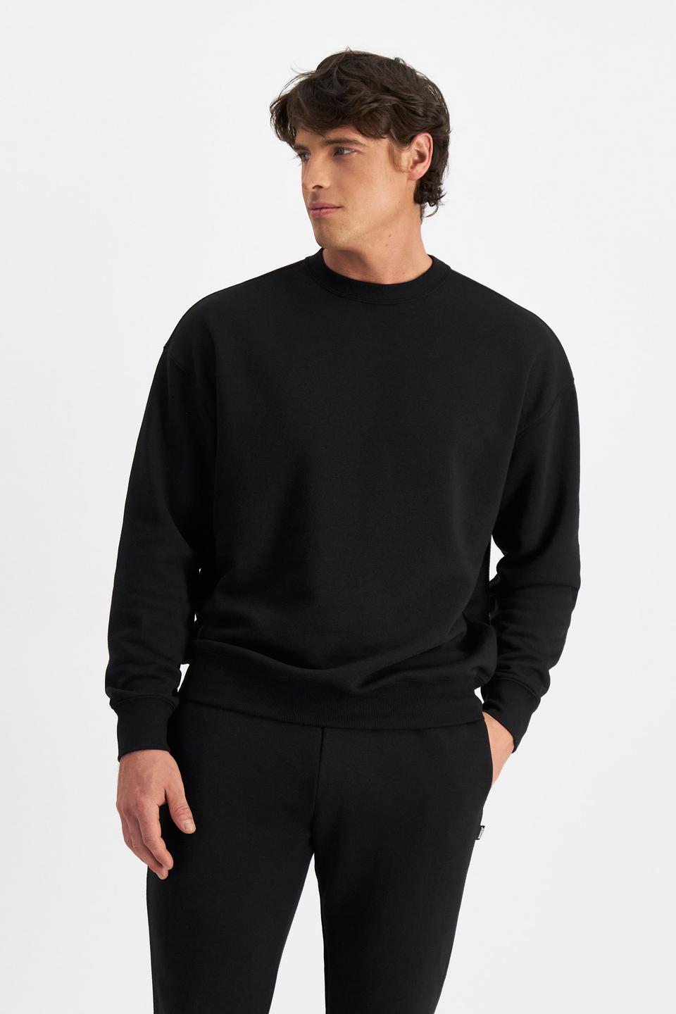 JOSH (He/Him) wears size M and is 185.48cm tall with 99cm chest and 81cm waist