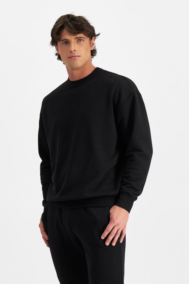 JOSH (He/Him) wears size M and is 185.48cm tall with 99cm chest and 81cm waist
