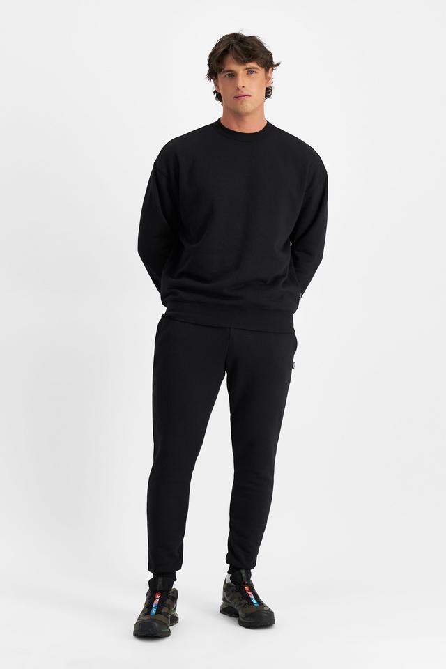 JOSH (He/Him) wears size M and is 185.48cm tall with 99cm chest and 81cm waist