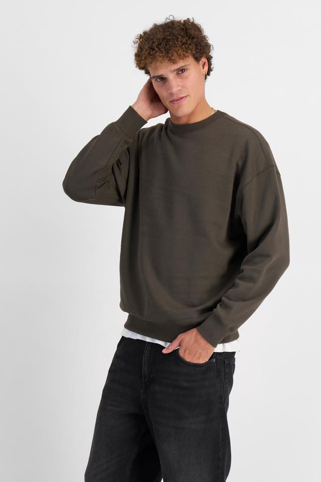 Kya (He/Him) wears size M and is 189cm tall with 99cm chest and 81cm waist