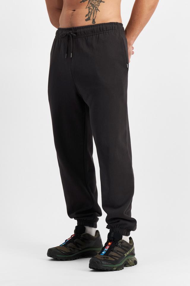 JOSH (He/Him) wears size M and is 185.48cm tall with 99cm chest and 81cm waist
