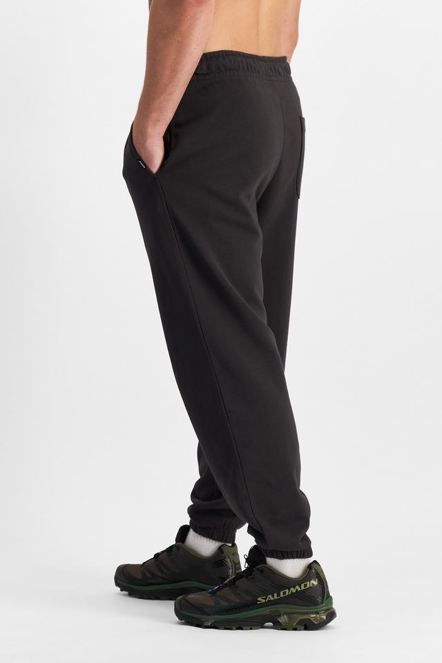 JOSH (He/Him) wears size M and is 185.48cm tall with 99cm chest and 81cm waist