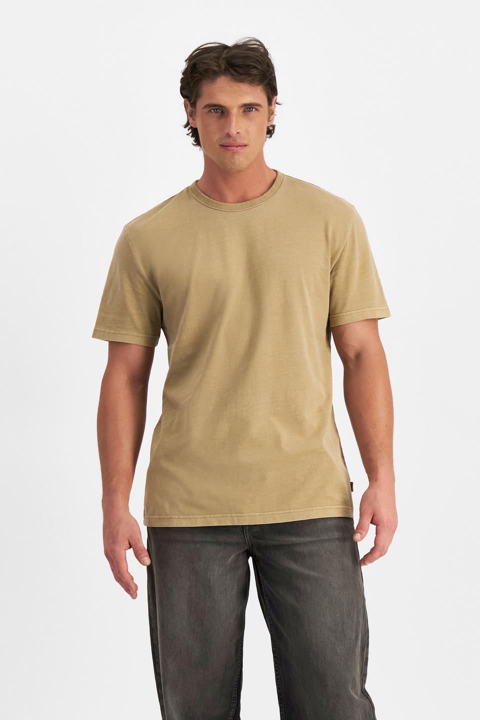 JOSH (He/Him) wears size M and is 185.48cm tall with 99cm chest and 81cm waist
