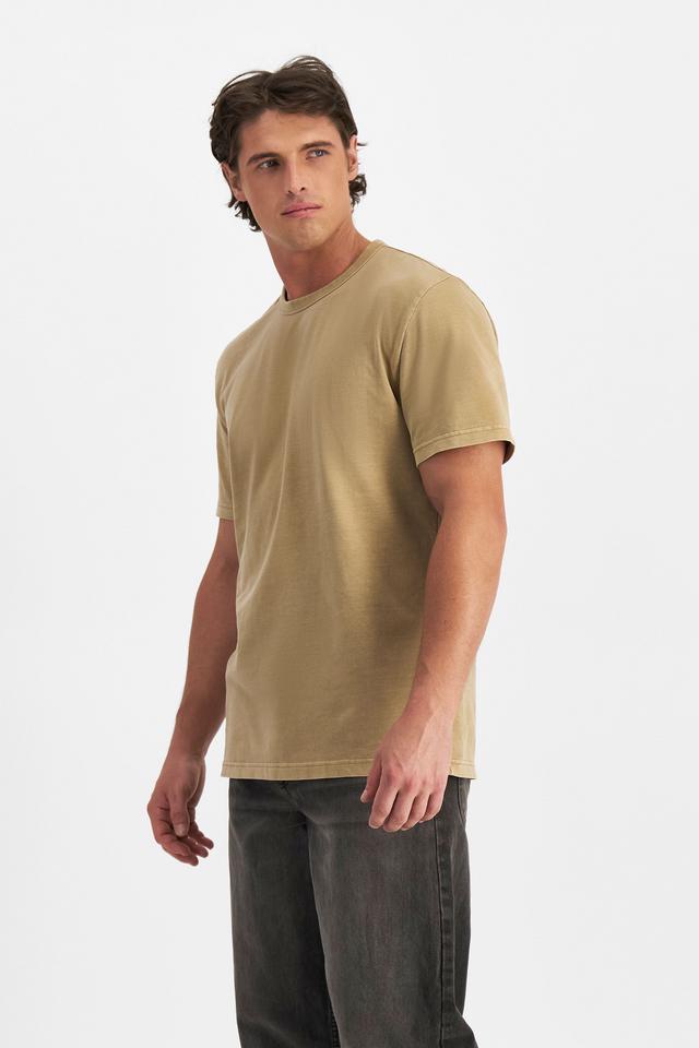 JOSH (He/Him) wears size M and is 185.48cm tall with 99cm chest and 81cm waist