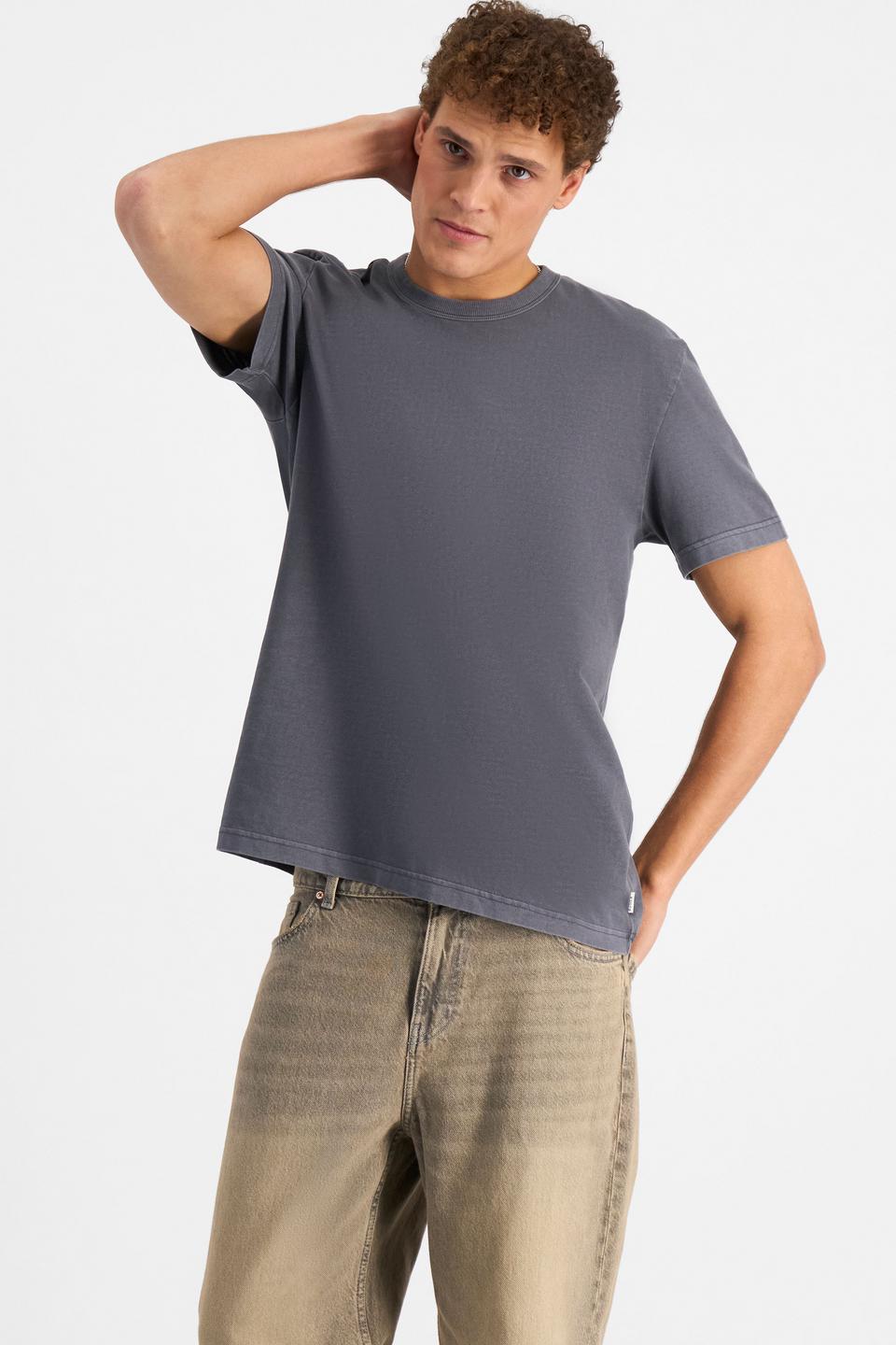 Kya (He/Him) wears size M and is 189cm tall with 99cm chest and 81cm waist