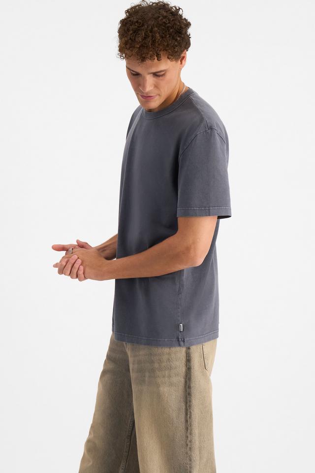 Kya (He/Him) wears size M and is 189cm tall with 99cm chest and 81cm waist