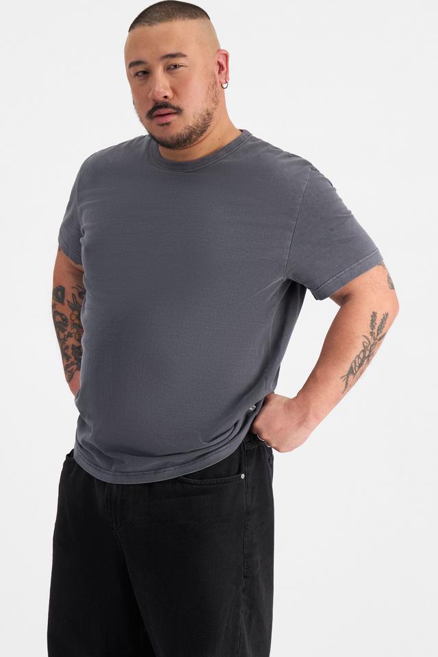 Mike (He/Him) wears size XL and is 180cm tall with 120cm chest and 96cm waist