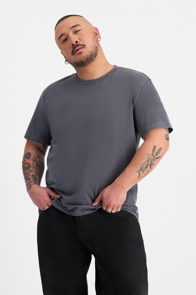 Mike (He/Him) wears size XL and is 180cm tall with 120cm chest and 96cm waist