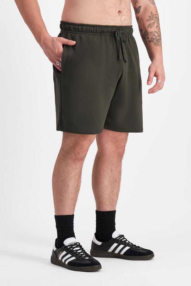 Sam (He/Him) wears size XL and is 178cm tall with 112cm chest