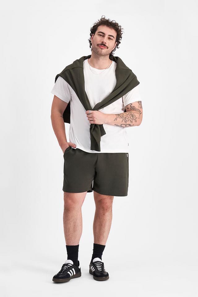 Sam (He/Him) wears size XL and is 178cm tall with 112cm chest