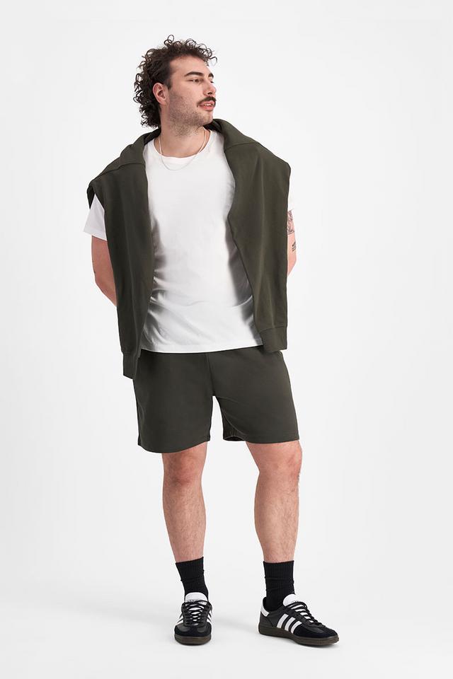 Sam (He/Him) wears size XL and is 178cm tall with 112cm chest