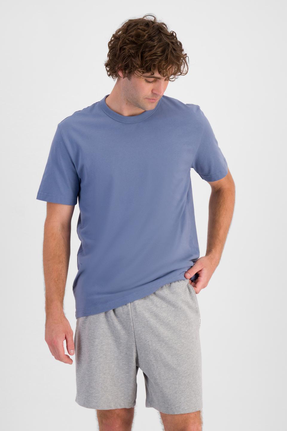 Fletcher (He/Him) wears size M and is 185cm tall with 101cm chest and 81cm waist