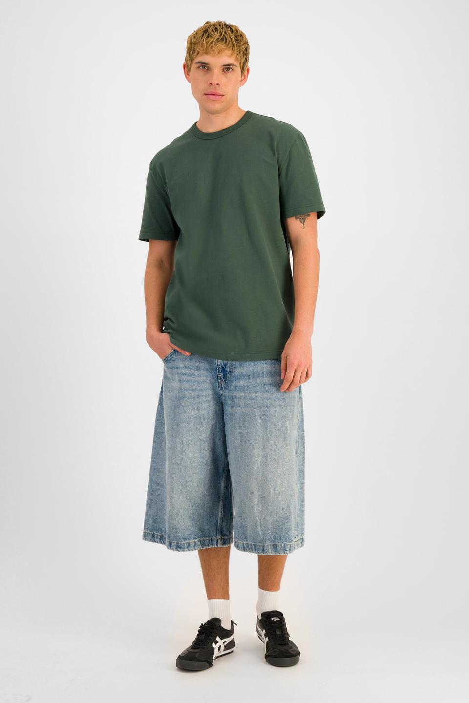 TOBIAS (He/Him) wears size M and is 187cm tall with 93cm chest and 78cm waist