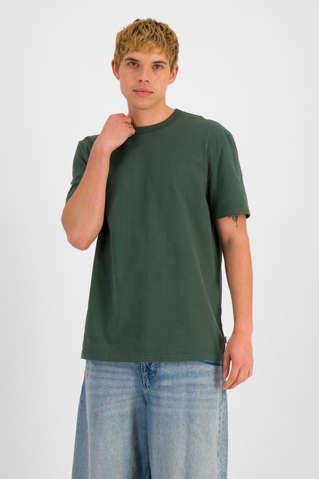 TOBIAS (He/Him) wears size M and is 187cm tall with 93cm chest and 78cm waist