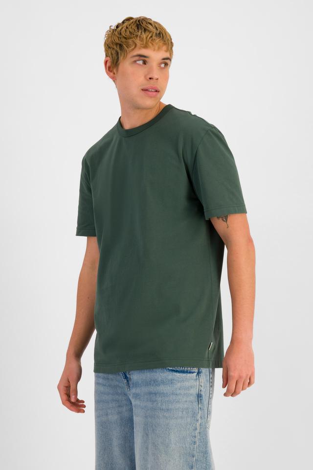 TOBIAS (He/Him) wears size M and is 187cm tall with 93cm chest and 78cm waist