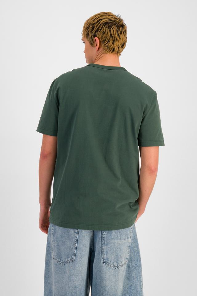 TOBIAS (He/Him) wears size M and is 187cm tall with 93cm chest and 78cm waist
