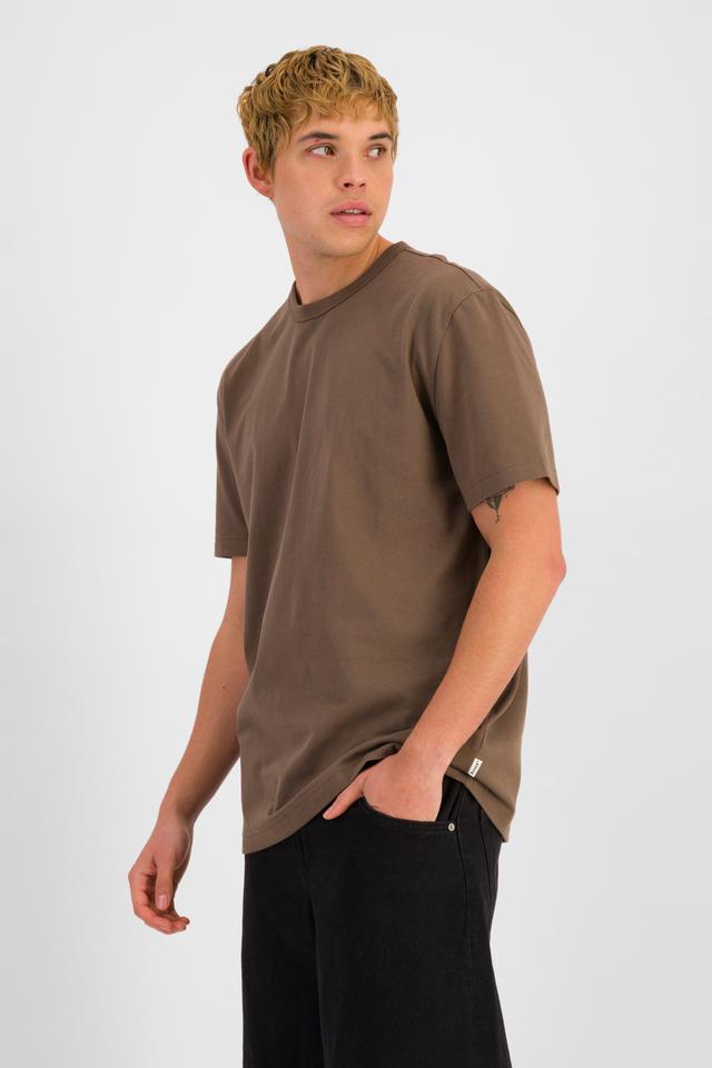 TOBIAS (He/Him) wears size M and is 187cm tall with 93cm chest and 78cm waist