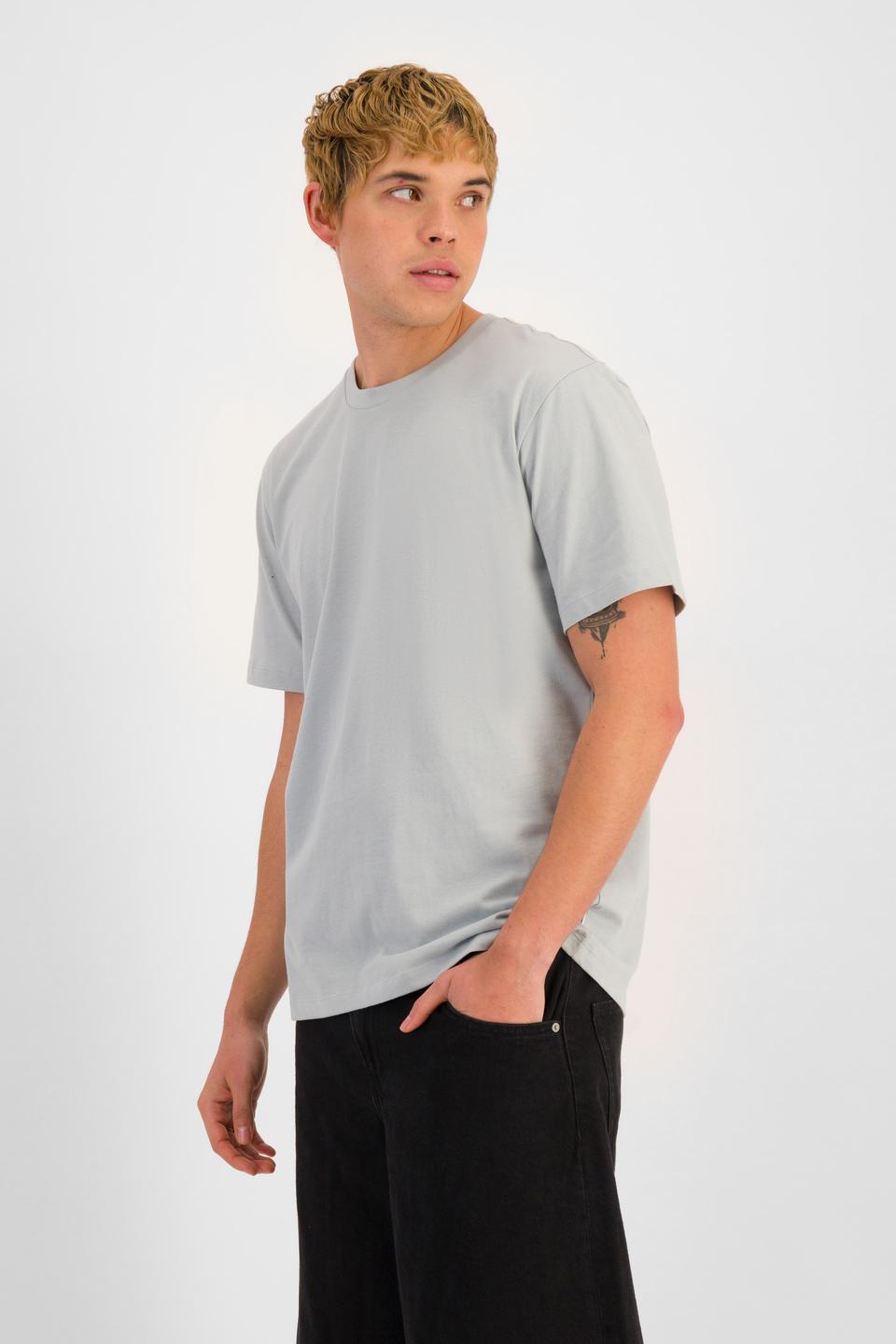TOBIAS (He/Him) wears size M and is 187cm tall with 93cm chest and 78cm waist