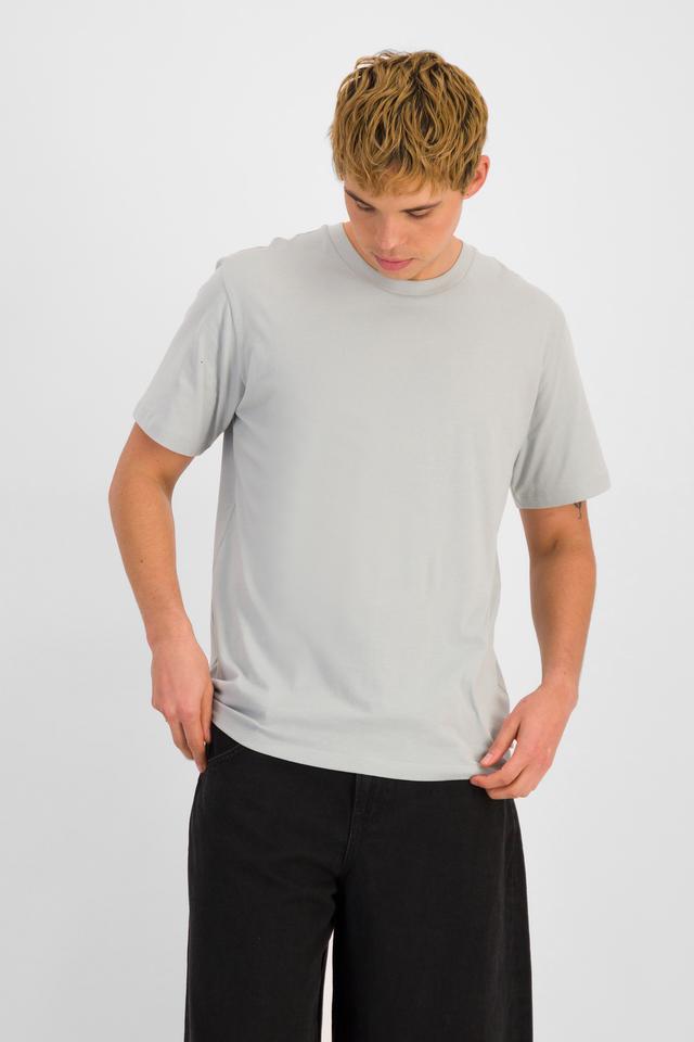 TOBIAS (He/Him) wears size M and is 187cm tall with 93cm chest and 78cm waist