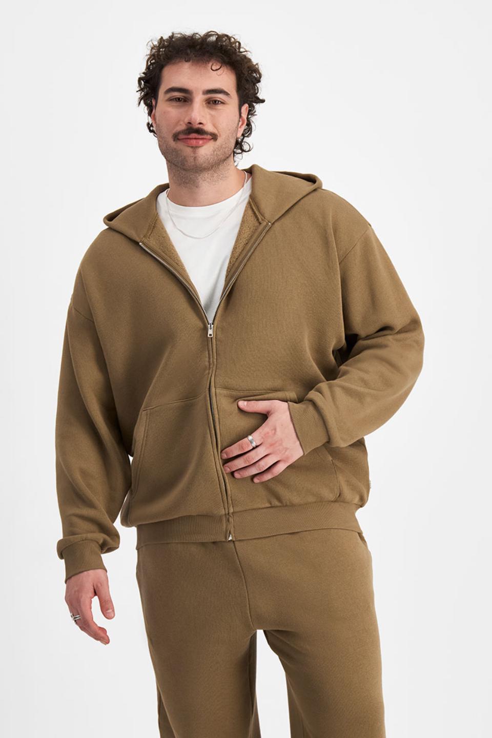 Sam (He/Him) wears size XL and is 178cm tall with 112cm chest