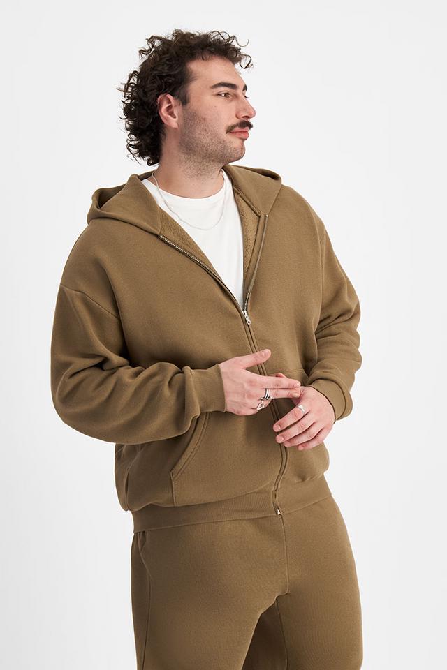 Sam (He/Him) wears size XL and is 178cm tall with 112cm chest