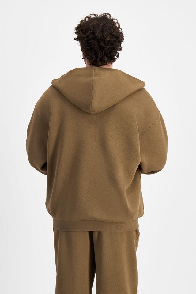 Sam (He/Him) wears size XL and is 178cm tall with 112cm chest