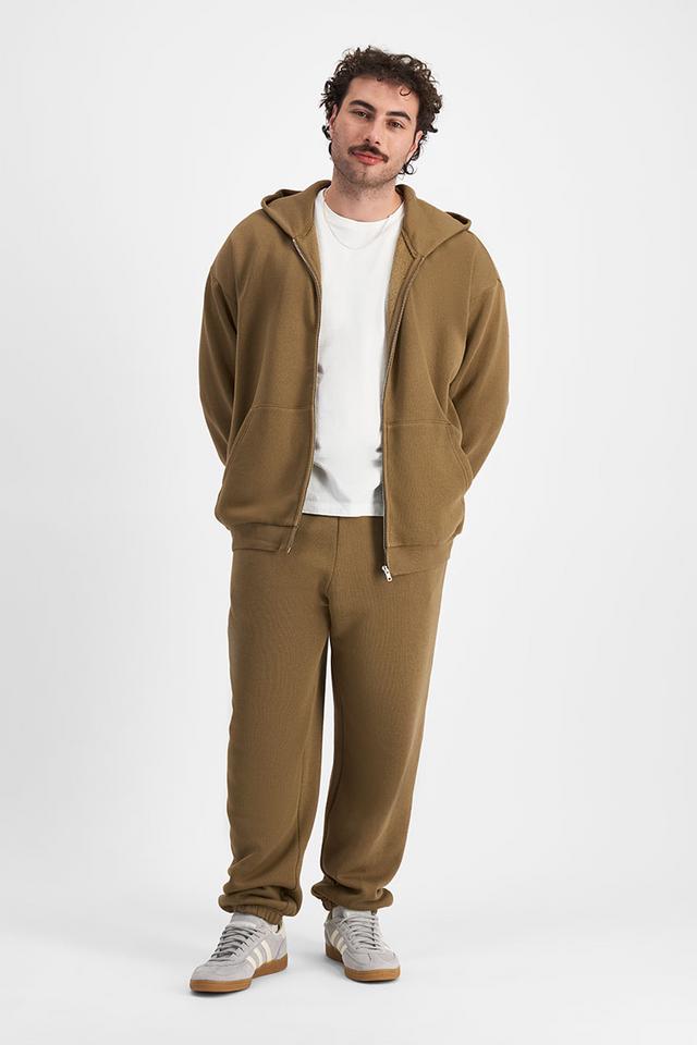 Sam (He/Him) wears size XL and is 178cm tall with 112cm chest