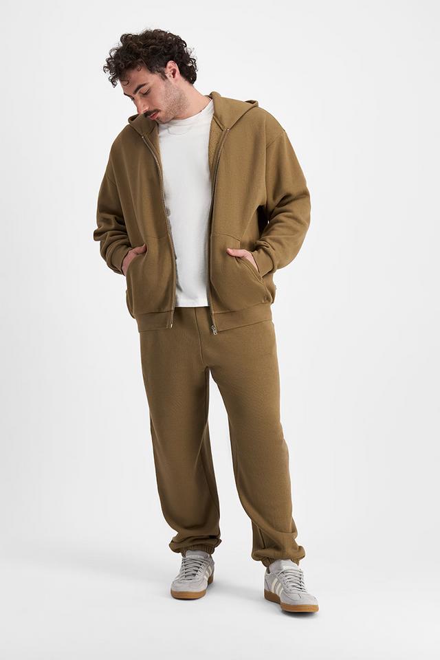 Sam (He/Him) wears size XL and is 178cm tall with 112cm chest
