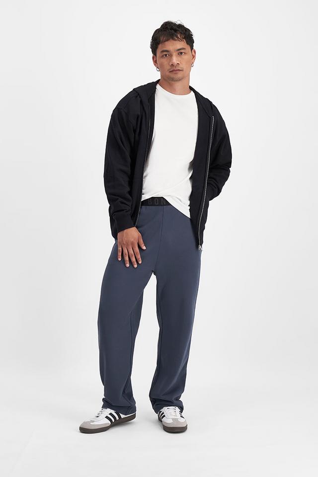 Carl-Michael (He/Him) wears size Medium and is 186cm tall with 97cm chest and 83cm waist