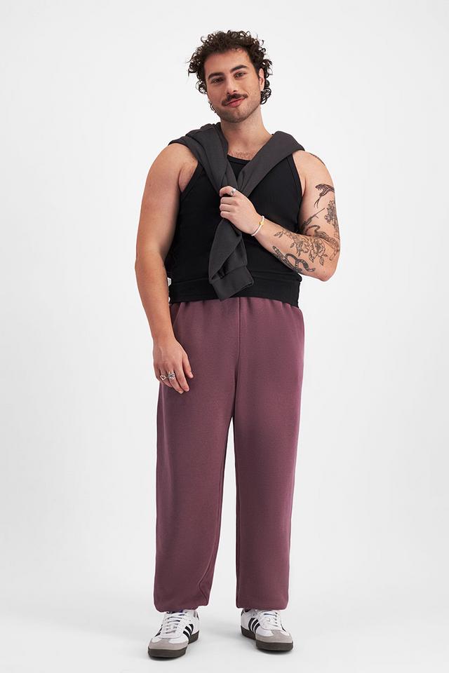 Sam (He/Him) wears size XL and is 178cm tall with 112cm chest