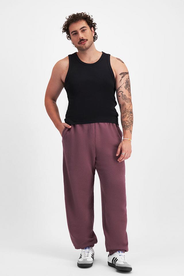 Sam (He/Him) wears size XL and is 178cm tall with 112cm chest
