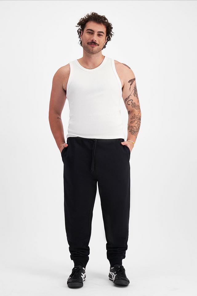 Sam (He/Him) wears size XL and is 178cm tall with 112cm chest