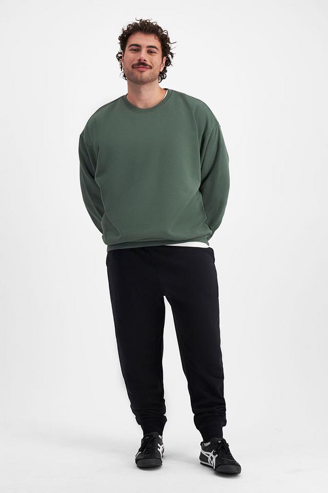 Sam (He/Him) wears size XL and is 178cm tall with 112cm chest