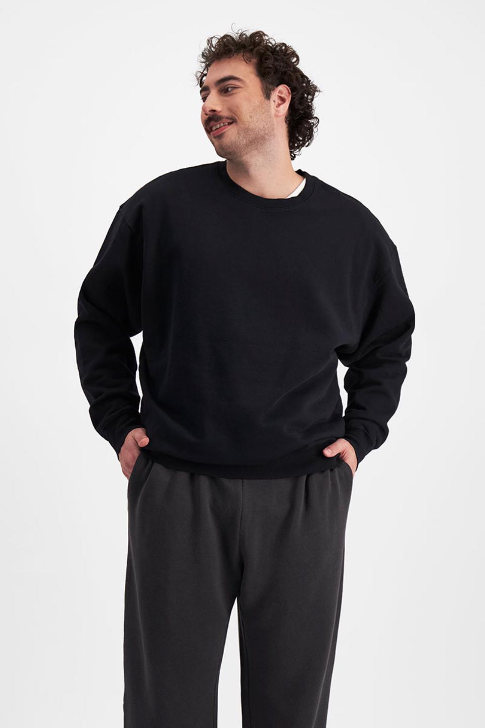 Sam (He/Him) wears size XL and is 178cm tall with 112cm chest