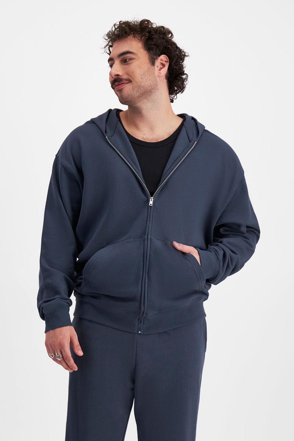 Sam (He/Him) wears size XL and is 178cm tall with 112cm chest