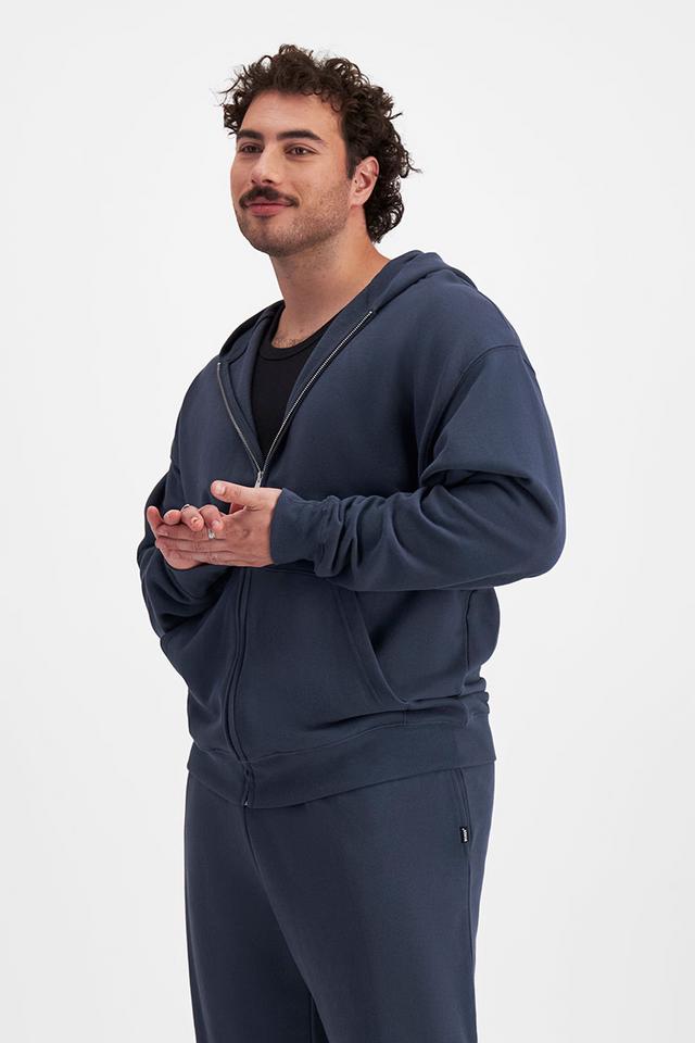 Sam (He/Him) wears size XL and is 178cm tall with 112cm chest