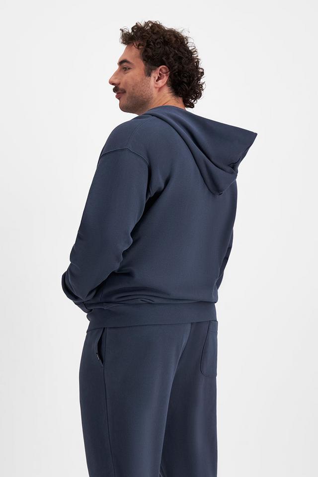 Sam (He/Him) wears size XL and is 178cm tall with 112cm chest