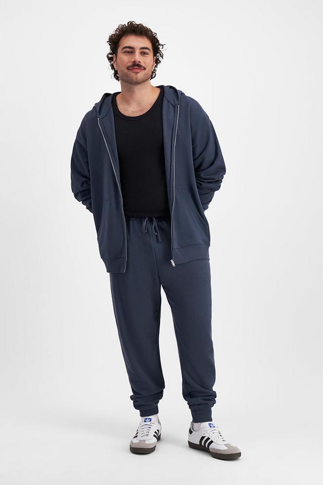 Sam (He/Him) wears size XL and is 178cm tall with 112cm chest