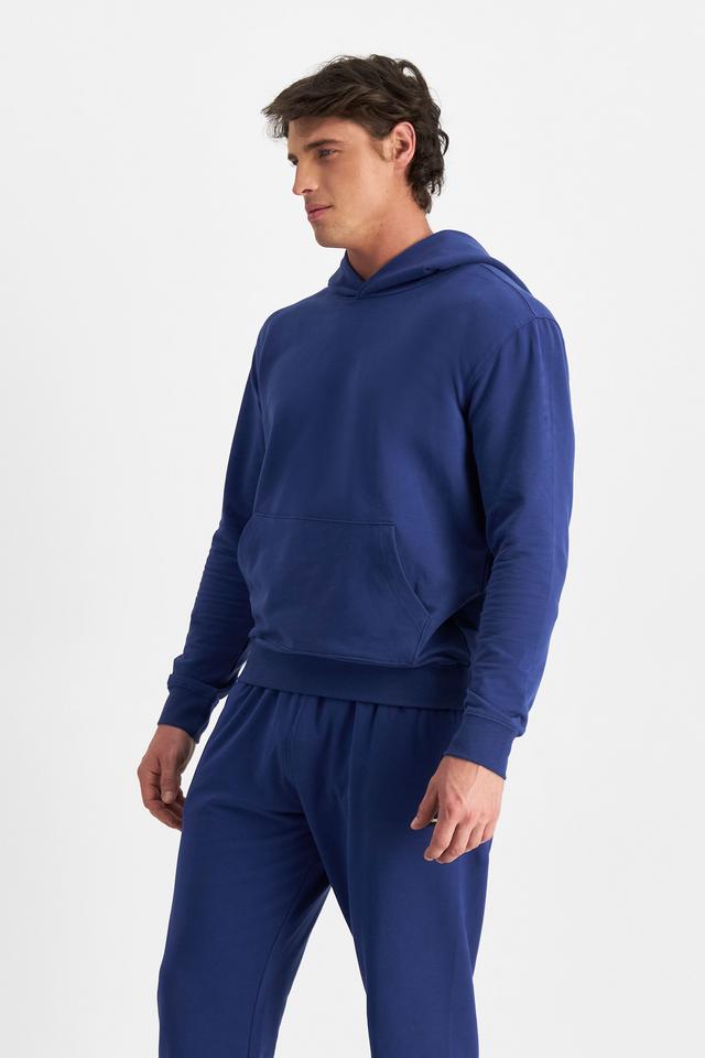 JOSH (He/Him) wears size M and is 185.48cm tall with 99cm chest and 81cm waist
