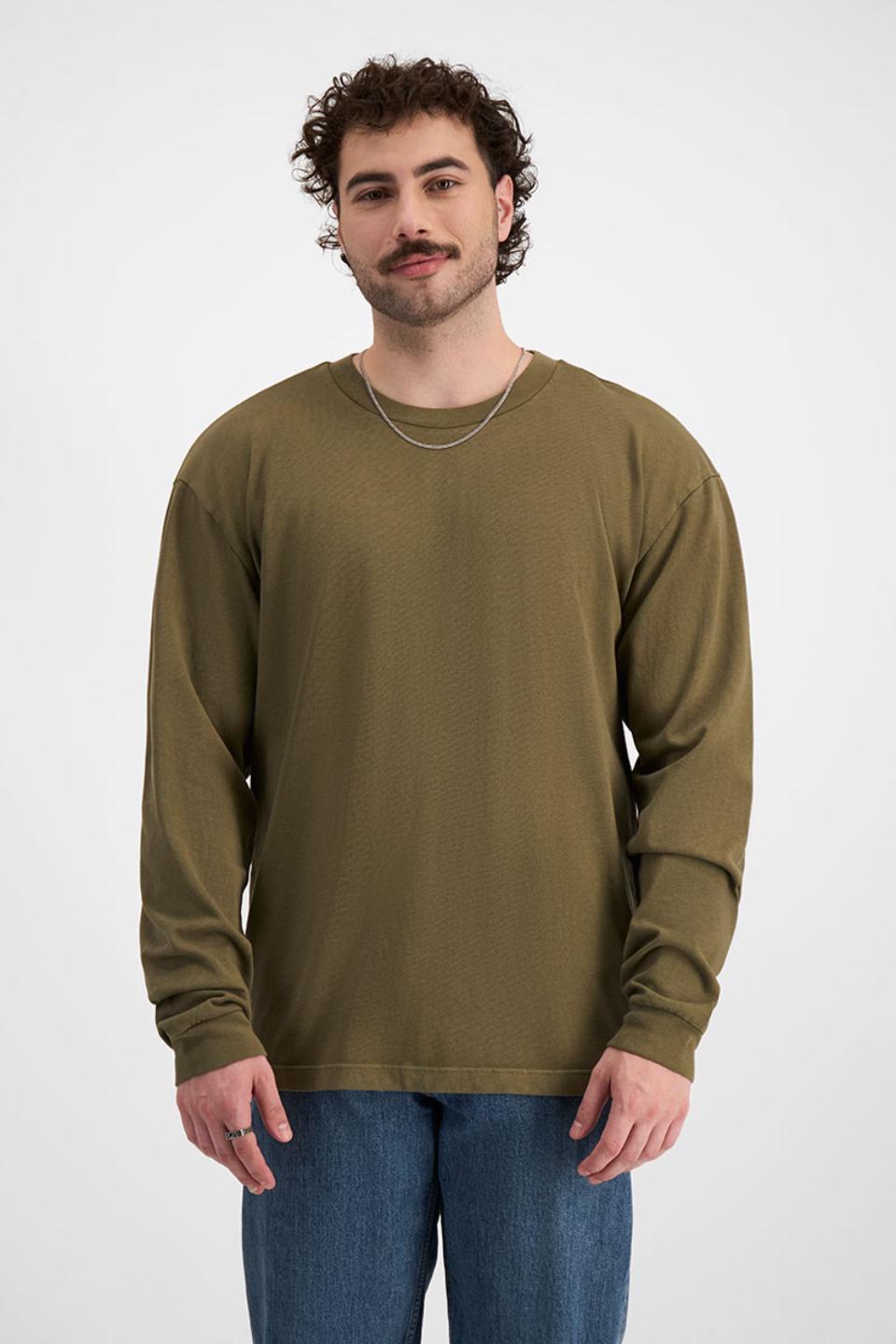 Sam (He/Him) wears size XL and is 178cm tall with 112cm chest