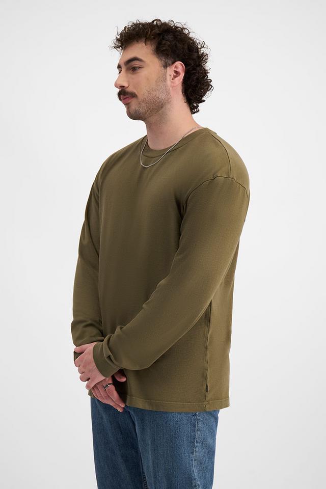 Sam (He/Him) wears size XL and is 178cm tall with 112cm chest