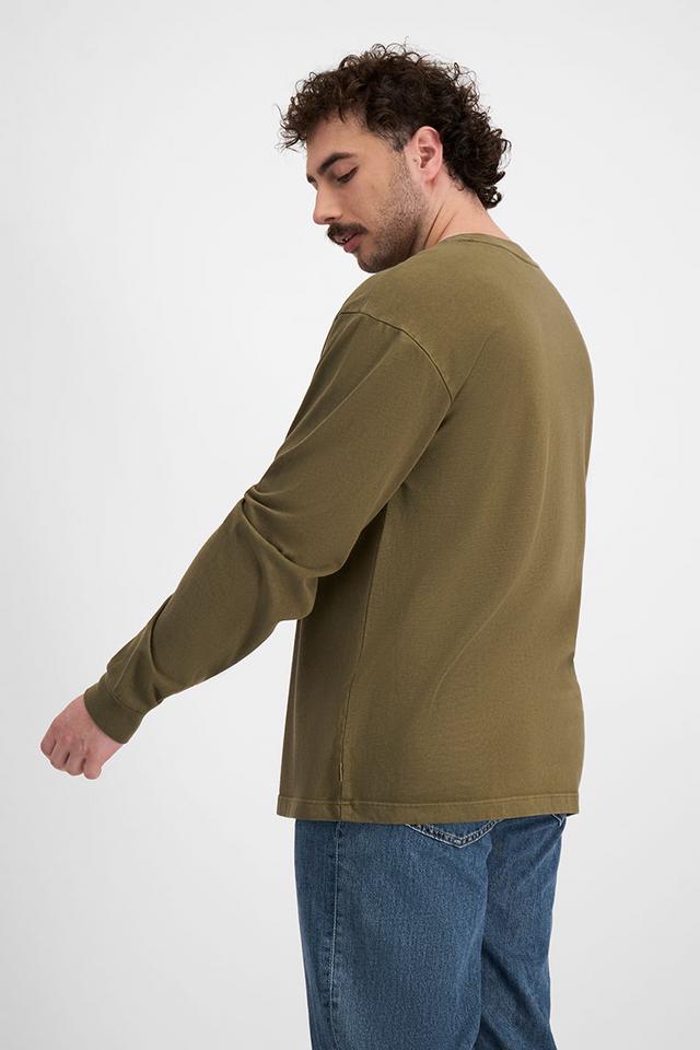 Sam (He/Him) wears size XL and is 178cm tall with 112cm chest