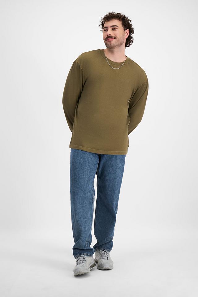 Sam (He/Him) wears size XL and is 178cm tall with 112cm chest